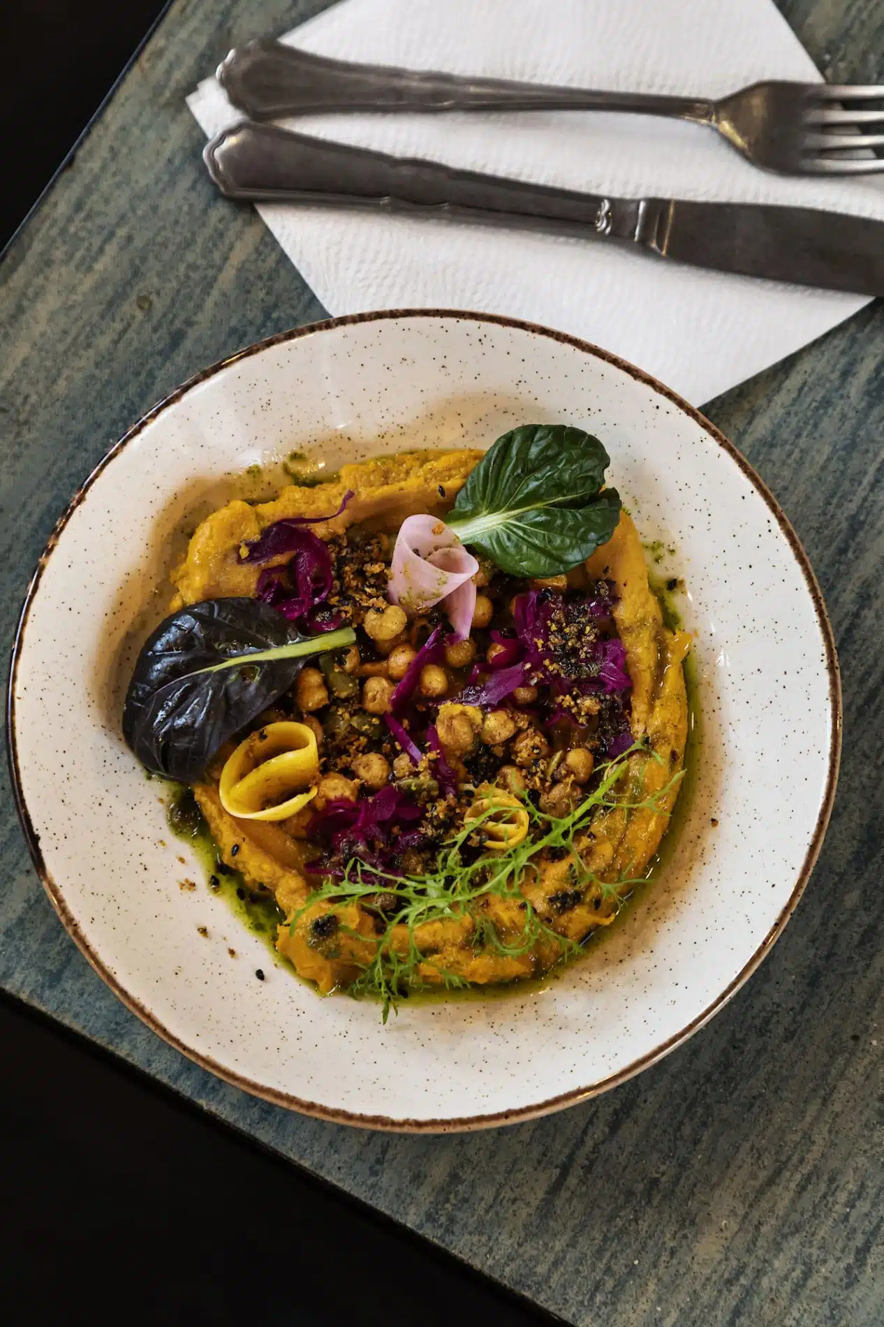 Velouté de butternut, pois chiches grillés et pickles d'oignons